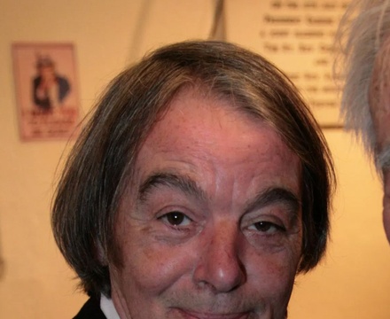 Sé Merry Doyle