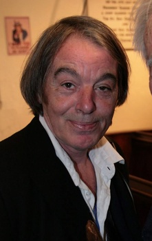 Sé Merry Doyle